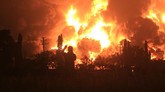 FOTO: Kebakaran Kilang Pertamina Merahkan Langit Indramayu Langit malam di Balongan, Kabupaten Indramayu memerah dan diwarnai kepanikan warga saat terjadi kebakaran kilang minyak Pertamina RU-VI, Senin (29/3) dini hari.