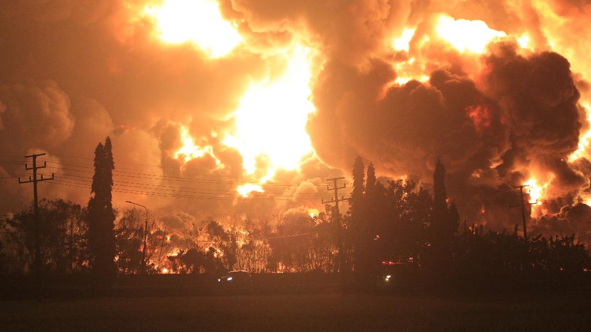 FOTO: Kebakaran Kilang Pertamina Merahkan Langit Indramayu
