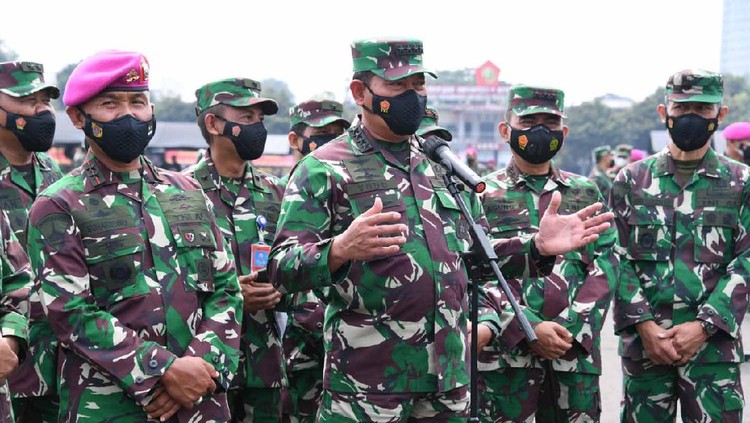 Kepala Staf Angkatan Laut (KSAL) Laksamana TNI Yudo Margono meninjau vaksinasi COVID-19 di 3.000 Prajurit dan PNS di lingkungan Korps Marinir (dok Dispen Kormar)