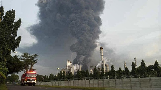 Seluruh titik api pada 4 tangki T-301 kilang minyak Balongan milik Pertamina, berhasil dipadamkan pada pukul 14.35 WIB, Rabu (31/3).