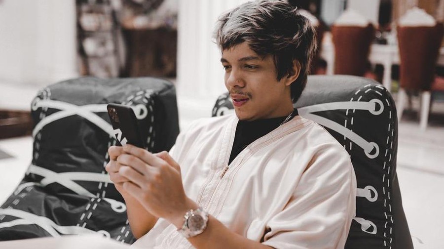 Atta Halilintar terkenal selalu memakai bandana. Berikut adalah penampilan Atta tanpa bandana yang penuh cibiran!