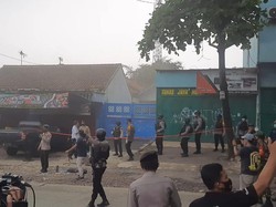 Olah TKP di Rumah Terduga Teroris di Bekasi, Terdengar Ledakan-Asap Mengepul
