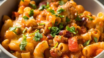 SKOTEL MAKARONI BOLOGNESE