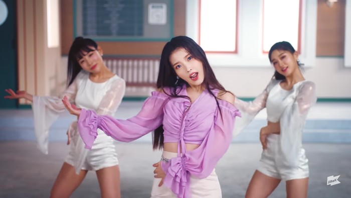 Bersama para back dancer, IU tampil memesona dengan tariannya. Nuansa retro benar-benar terasa di sepanjang lagu. Atasan warna lilac dan celana putih membuat penampilan IU sangat menawan. Aura cantiknya benar-benar terpancar. (Foto:youtube.com/1theK)