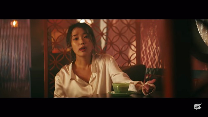 Di pertengahan MV, IU tampil dengan adegan berkelahi. Saat itu kemampuan aktingnya sangat memukau. Sedikit goresan luka di hidung serta busana kemeja putih polos terlihat relevan dengan nuansa yang ditampilkan. (Foto:youtube.com/1theK)