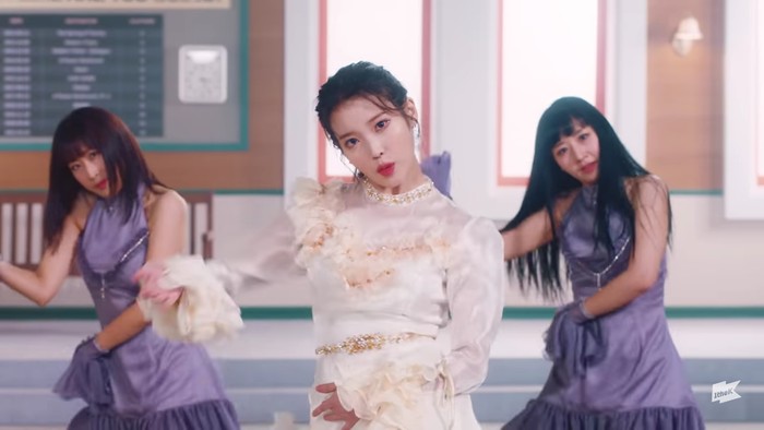 Scene yang tidak kalah menarik di MV ‘Lilac’ ini memperlihatkan IU sedang menari dengan gaun putih aksen ruffle. Pesonanya tampak seperti seorang princess. Kepiawaian dalam menari membuat auranya semakin terpancar. (Foto:youtube.com/1theK)