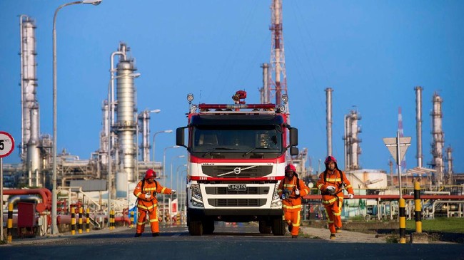 PT Pertamina (Persero) bergerak cepat melakukan penanganan insiden kebakaran terjadi di Tanki T-301 yang berada di Area Kilang Balongan, Indramayu, Jawa Tengah.