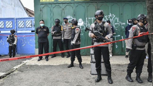 Densus 88 Antiteror Polri meringkus satu terduga teroris di wilayah Kabupaten Bekasi, Jawa Barat. Selain itu, juga turut diamankan bahan baku peledak.