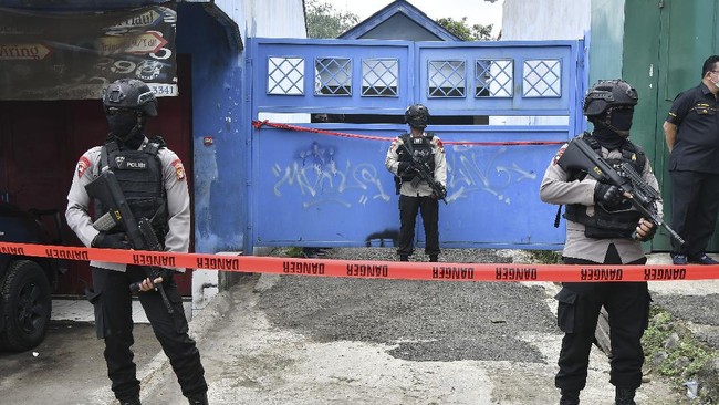 Polisi membeberkan pelbagai barang bukti mulai dari bom aktif jenis sumbu hingga bahan baku bahan peledak pada penggerebekan terduga teroris di dua lokasi.