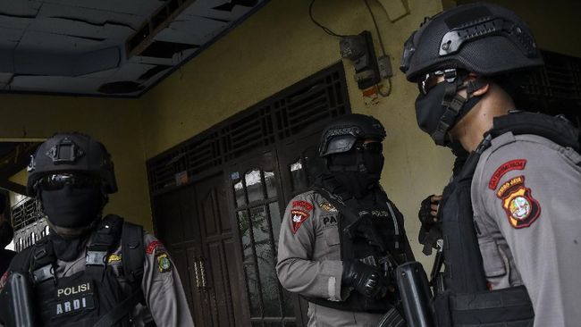 Hari ini, Densus 88 menangkap lima anggota Jamaah Islamiyah di Kediri, Sumenep, Gresik serta Bojonegoro.