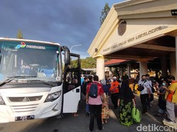 Pengungsi Kebakaran Kilang Pertamina Dipindahkan ke GOR Bumi Patra Indramayu