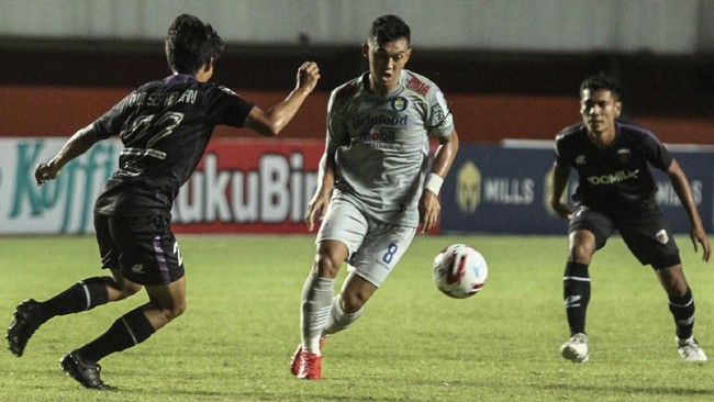 Persib Bandung menggeser Bali United usai menang 3-1 atas Persita Tangerang dalam laga kedua Grup D Piala Menpora 2021, Senin (29/3).