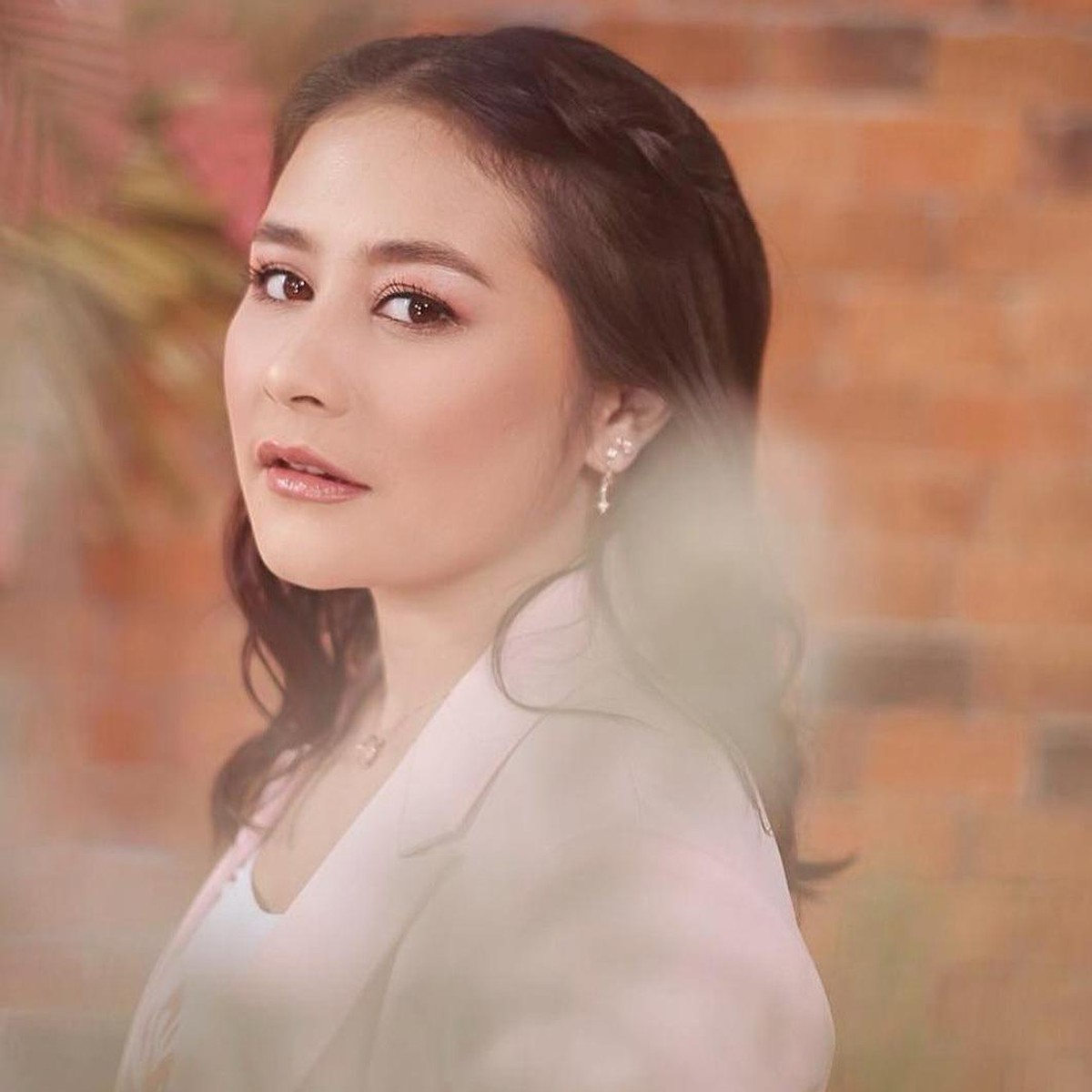 Prilly Latuconsina artis cantik multitalenta ini dikatakan banyak bikin cowok minder&period; Yuk&comma; Lihat bagaimana pesona Prilly Latuconsina&excl;
