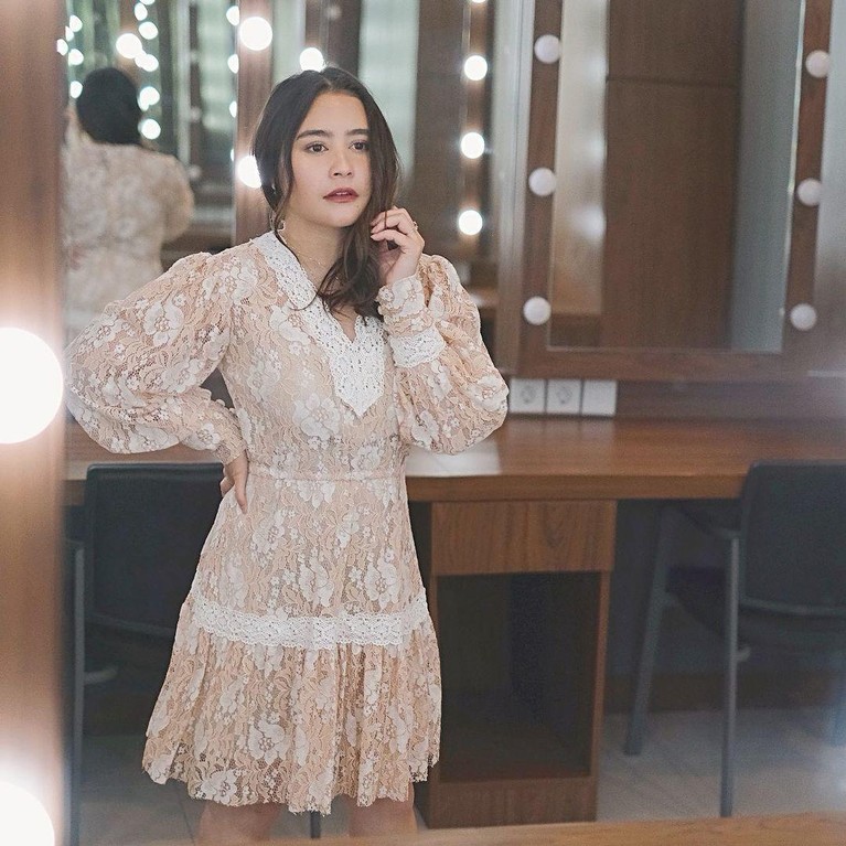 Pesona Prilly Latuconsina yang Bikin Cowok Minder Prilly Latuconsina artis cantik multitalenta ini dikatakan banyak bikin cowok minder. Yuk, Lihat bagaimana pesona Prilly Latuconsina!