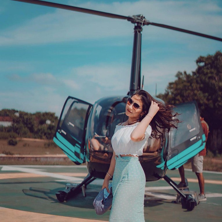 Prilly Latuconsina artis cantik multitalenta ini dikatakan banyak bikin cowok minder. Yuk, Lihat bagaimana pesona Prilly Latuconsina!