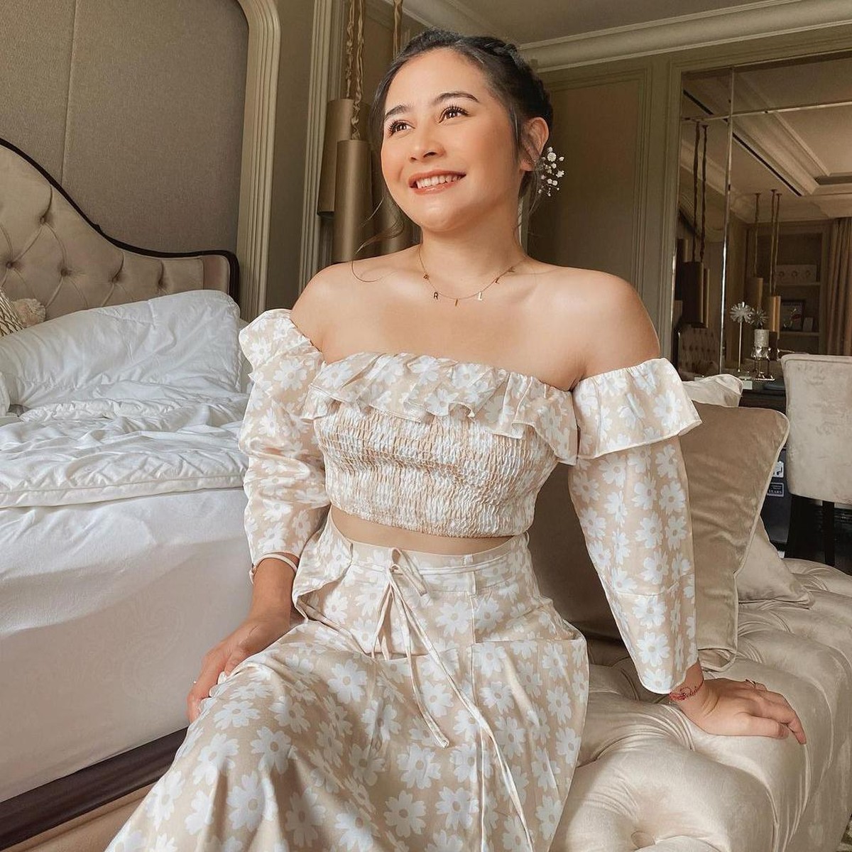 Prilly Latuconsina artis cantik multitalenta ini dikatakan banyak bikin cowok minder&period; Yuk&comma; Lihat bagaimana pesona Prilly Latuconsina&excl;