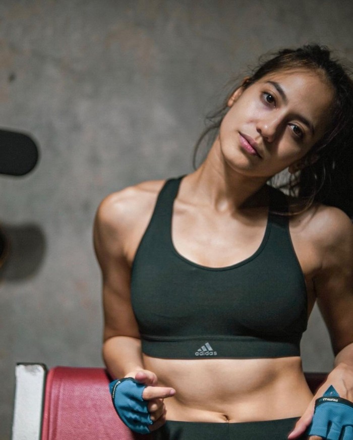 Salah satu bukti keberhasilan workout Pevita selama ini ditampilkan lewat ABS yang begitu menakubkan. Otot yang terbentuk di bagian perut itu terlihat sangat menawan. Berkat penampilannya itu, Pevita tampak semakin seksi. (Foto: instagram.com/pevpearce)
