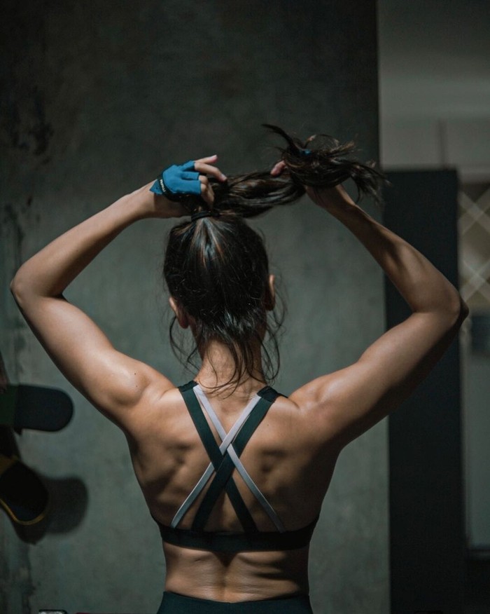 Tidak hanya otot perut dan lengan saja yang berhasil terbentuk. Bagian punggung pemain Film 5cm inipun tampak sangat memesona dengan bentukan otot. Dengan gaya menguncir rambut ke atas, aura yang ditampilkan Pevita sangat body goals. (Foto: instagram.com/pevpearce)