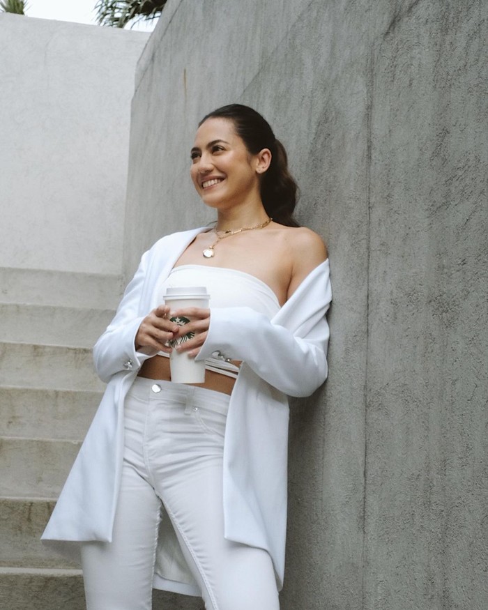 Bentuk tubuh ideal Pevita juga tampak memesona saat bergaya casual seperti ini. Outfit serba putih dengan atasan crop top menampilkan kesan yang lebih seksi. Sembari senyum, penampilan Pevita terlihat memikat. (Foto: instagram.com/pevpearce)