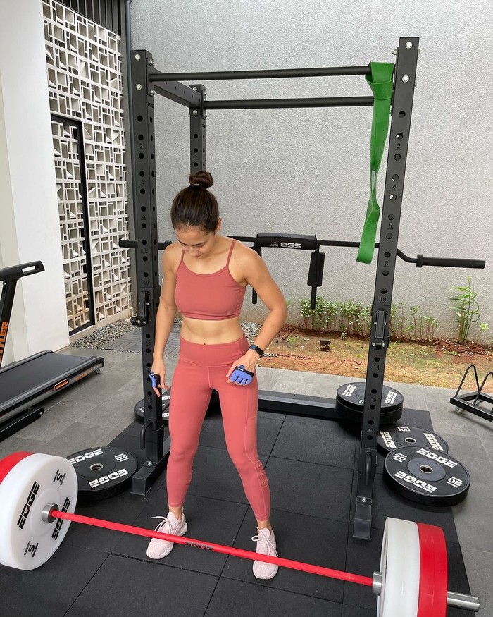 Pevita tampak cukup berenergi untuk setiap aktivitas latihan yang dilakukannya. Sambil bersiap mengangkat beban yang cukup berat, tubuh ramping berotot Pevita tampak sangat memukau. Abdomens-nya juga mencuri perhatian. (Foto: instagram.com/pevpearce)