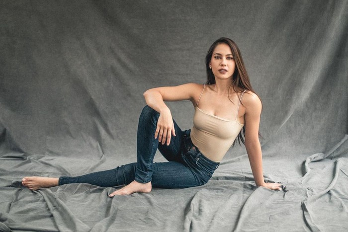 Dalam sebuah sesi pemotretan, Pevita tampil seksi dengan pose duduknya. Dengan mengenakan tanktop warna kulit menampilkan otot lengan yang memukau serta perut yang terlihat rata. Bobot tubuh Pevita tampak sangat proporsional di sini. (Foto: instagram.com/pevpearce)