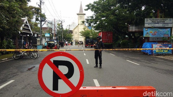 Situasi di sekitar Gereja Katedral Makassar, Senin (29/3/2021) usai bom bunuh diri