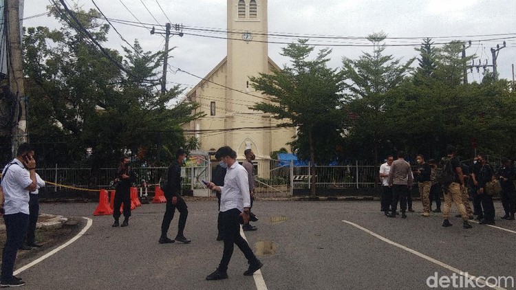 Situasi di sekitar Gereja Katedral Makassar, Senin (29/3/2021) usai bom bunuh diri