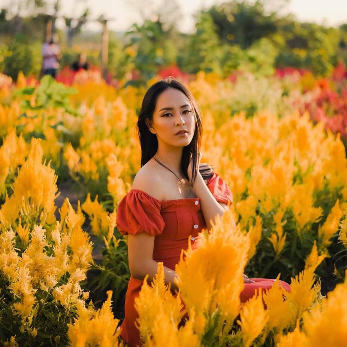 Nadia Riwu Kaho&comma; Runner Up 2 Miss Indonesia 2020 kini tengah jadi sorotan karena diduga melakukan penipuan uang ratusan juta bersama ibu kandungnya&period; Berikut sosok Nadia&excl;