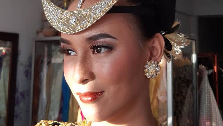 Sosok Nadia Riwu Kaho Miss Indonesia yang Diduga Lakukan Penipuan Uang Ratusan Juta Nadia Riwu Kaho, Runner Up 2 Miss Indonesia 2020 kini tengah jadi sorotan karena diduga melakukan penipuan uang ratusan juta bersama ibu kandungnya. Berikut sosok Nadia!