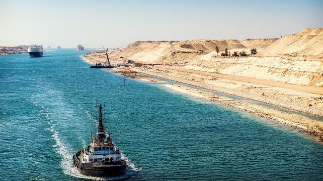 Tak semua perairan di Suez bisa direnangi. Bau minyak bahkan tercium jelas saat berdiri di tepi pelabuhannya.