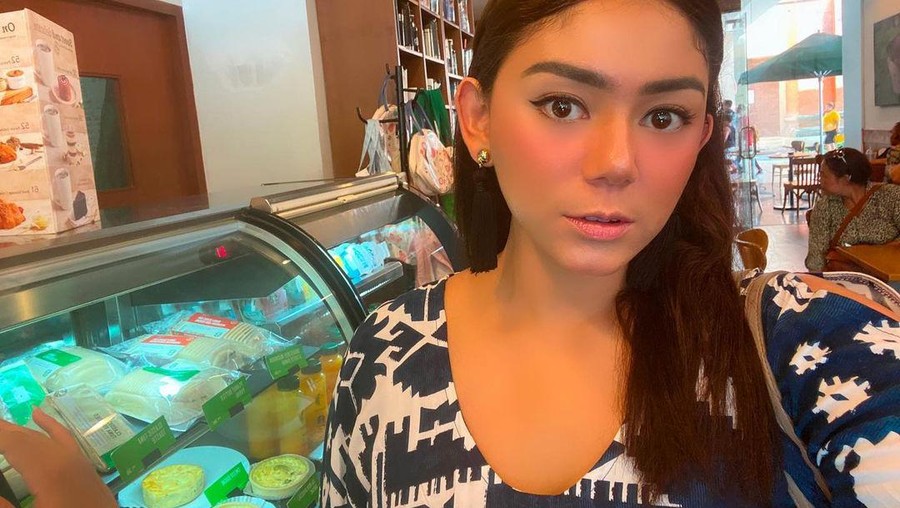 Keseruan Thalita Latief saat Jajan Kue dan Makan Durian