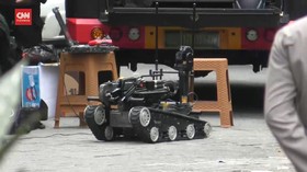 VIDEO: Gunakan Robot, Polisi Masuk Ke Rumah 'Pengantin' Bom