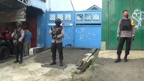 VIDEO: Densus 88 Gerebek Rumah Terduga Teroris di Bekasi