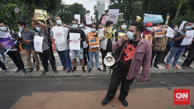 Jurnalis se-Surabaya dan Madura dari berbagai organisasi menggelar aksi solidaritas untuk koresponden Tempo, Nurhadi, yang jadi korban penganiayaan.
