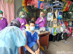 Ratusan Pedagang Pasar Genteng Surabaya Divaksin COVID-19