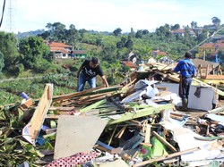 Warga Bandung Bersihkan Puing Bangunan Usai Diterjang Puting Beliung