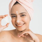 6 Rekomendasi Krim Pemutih Wajah yang Aman Digunakan