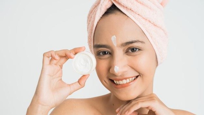 6 Rekomendasi Krim Pemutih Wajah yang Aman Digunakan