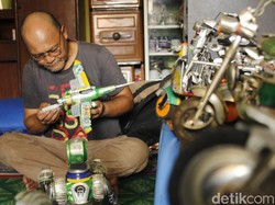 Keren! Kakek Ade Berhasil Ubah Kaleng Bekas Jadi Miniatur Pesawat-Motor
