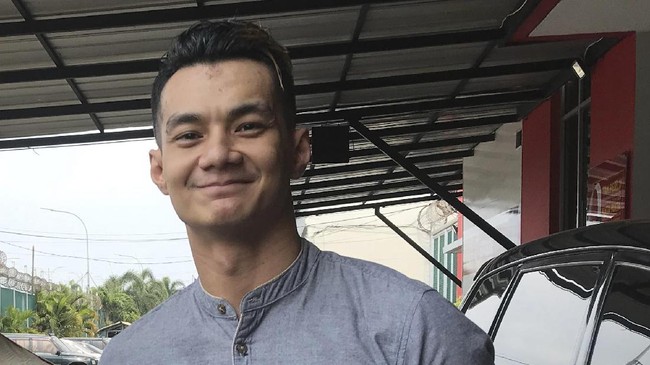 Polisi menangkap selebritas yang dikenal sebagai aktor, Agung Saga, terkait penyalahgunaan narkotika dan obat-obatan (narkoba).