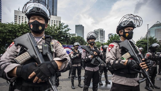 Dalam draf RUU Polri, masa pensiun dapat bertambah menjadi 65 tahun jika personil Polri tersebut menduduki kedudukan fungsional.