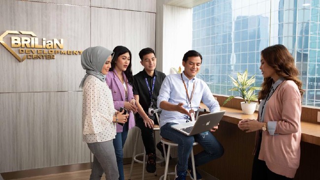 BRILian Future Leader Program (BFLP) dan BRILiaN Banking Officer Program (BBOP) menjadi upaya persiapan BRI menjaga optimalitas regenerasi sumber daya manusia.