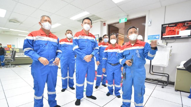 Komisaris Utama Pertamina Basuki Tjahaja Purnama dan Komisaris Pertamina, Condro Kirono saat mengunjungi ke lokasi kebakaran Kilang Pertamina di Balongan.