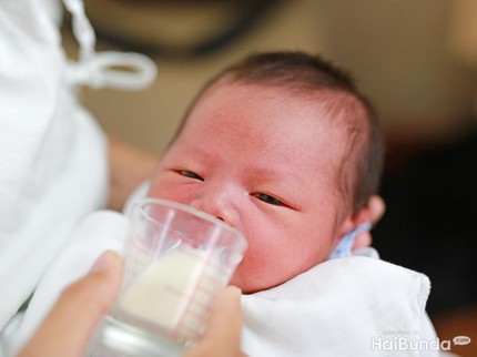 4 Tips Menggunakan Cup Feeder ASI agar Bayi Tak Tersedak