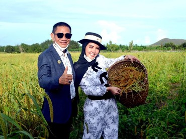 Suami Bella Shofie Daniel Rigan Bagi-bagi 40 Ton Beras