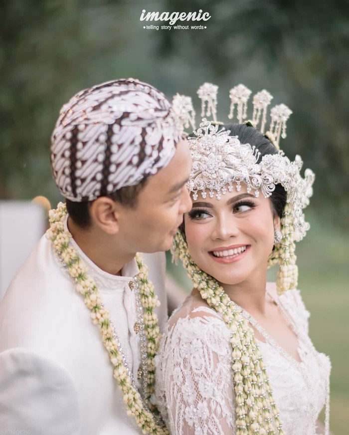 Perpaduan antara contour, highlighter on point dan blush on berwarna soft membuatnya terlihat memesona. Warna lipstik yang cenderung nude berhasil menyeimbangkan keseluruhan makeup look Hanum pada hari itu. Wah, cantik banget ya Hanum. Selamat ya atas pernikahannya! (Foto:instagram.com/imagenic)