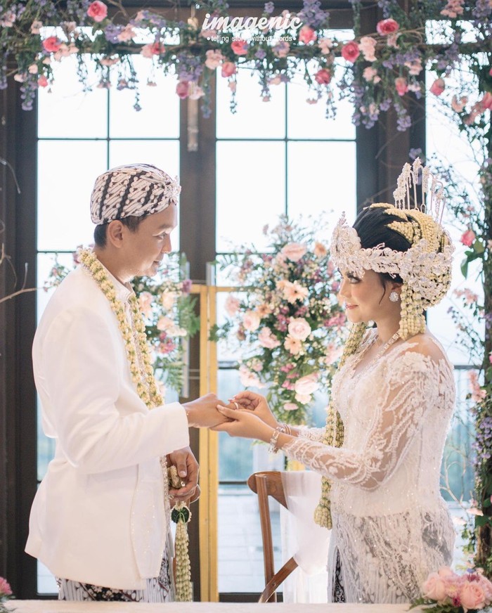 Setelah SAH, keduanya dihadapkan untuk pemasangan cincin. Pada momen spesial tersebut, Hanum Mega memang terlihat serasi dengan sang suami yang juga mengenakan busana adat sunda berwarna putih. Senyum keduanya terlihat selalu mengembang dan tampak bahagia. (Foto:instagram.com/imagenic)
