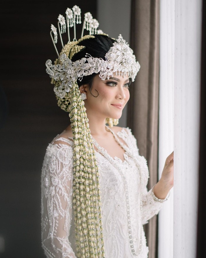 Kebaya berwarna putih yang bertabur payet dan bagian luar kebaya yang berbahan sheer dengan detail embroidery membuat tampilan Hanum Mega semakin memukau. Beauty influencer yang terkenal dengan kontennya yang kocak ini tampil denga riasan flawless dengan eye makeup bold. (Foto:instagram.com/imagenic)