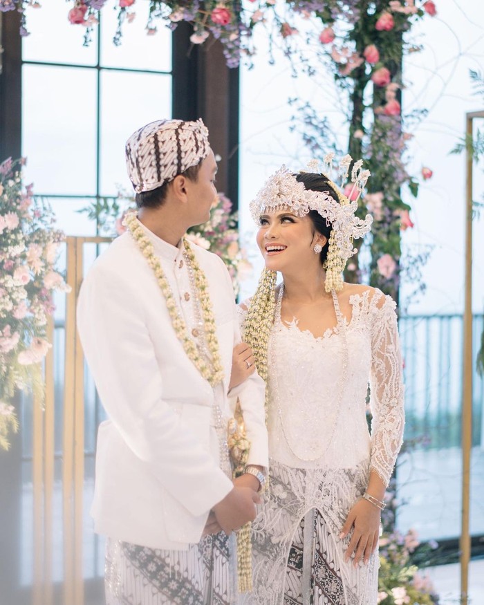 Kebaya panjang tersebut terlihat menyatu dengan hiasan kepala dan makeup yang ia kenakan. Mahkota siger adat Sunda yang juga berwarna putih terlihat melengkapi penampilan wanita berusia 20 tahun ini. (Foto:instagram.com/imagenic)