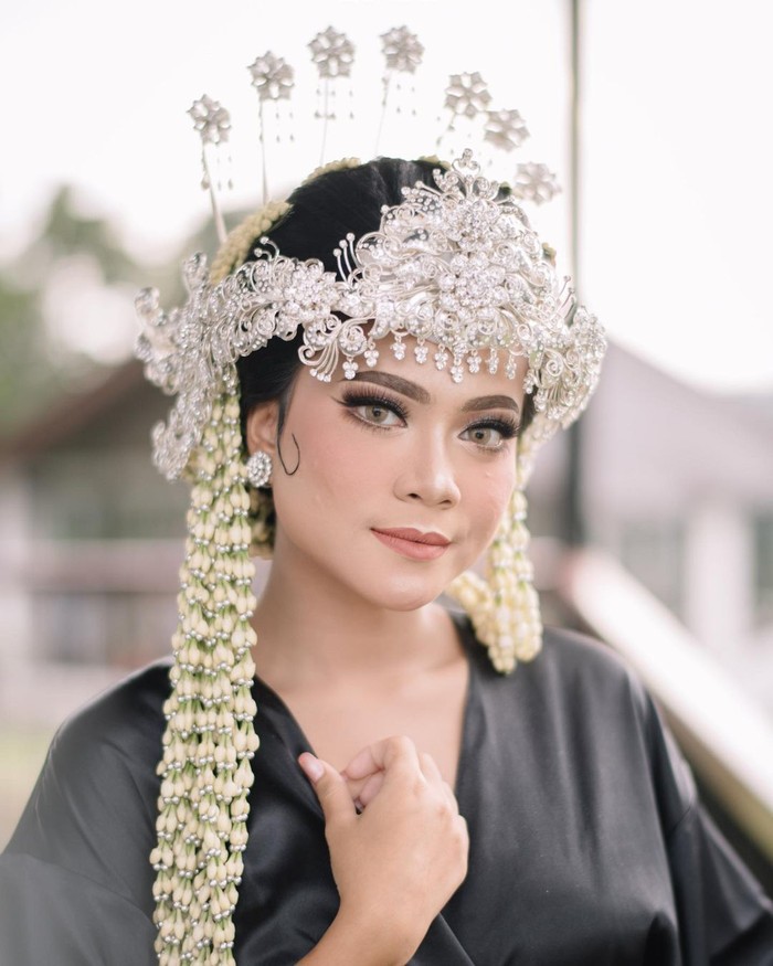 Mahkota siger ditambah untaian bunga melati panjang, membuat Hanum tampil anggun dan manglingi. Tak heran jika banyak netizen yang mengatakan bahwa Hanum Mega sangat mirip Sezha Idris. Kalau menurut kamu gimana? (Foto:instagram.com/imagenic)